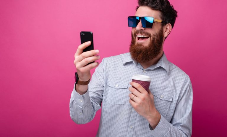 Male single with sunglasses using dating apps.