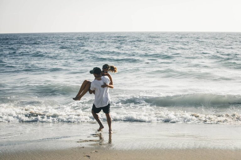 dating in miami couple at the beach