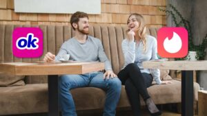 couple sitting between okcupid vs tinder