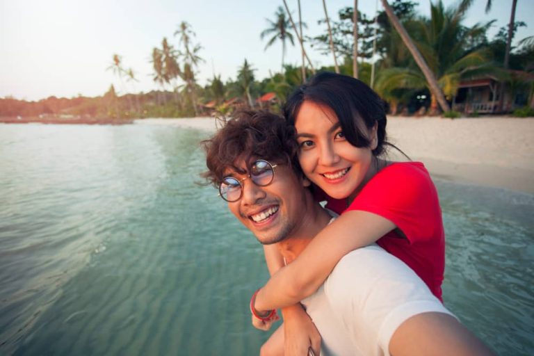 indonesian couple on indonesian dating apps